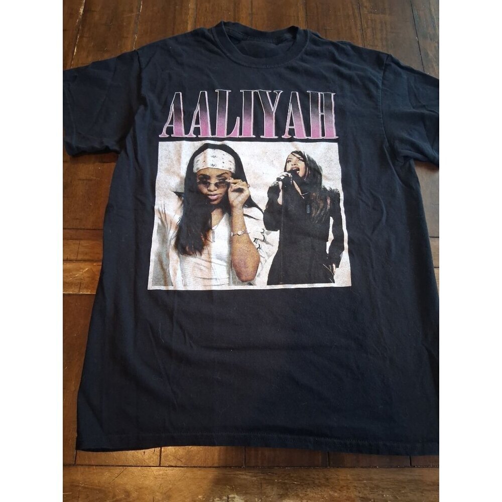 Aaliyah Graphic Tee Black Crewneck Short Sleeve M